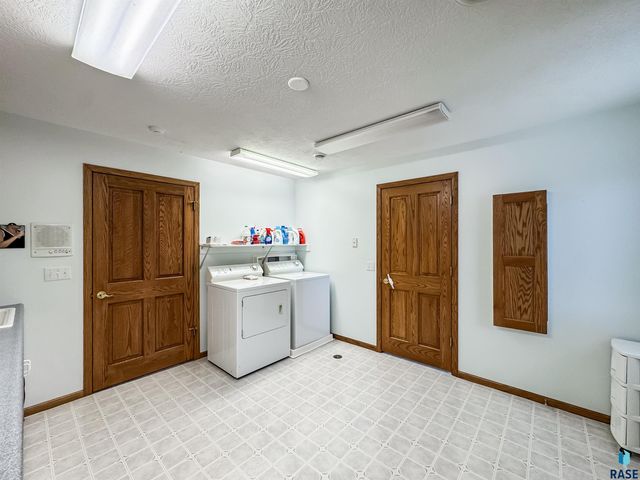 611 E 61st St Street, Sioux Falls, SD 57108