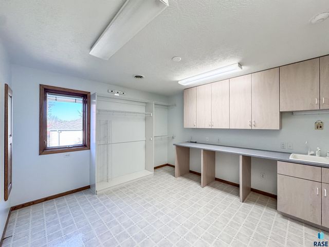 611 E 61st St Street, Sioux Falls, SD 57108