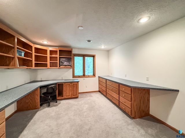 611 E 61st St Street, Sioux Falls, SD 57108