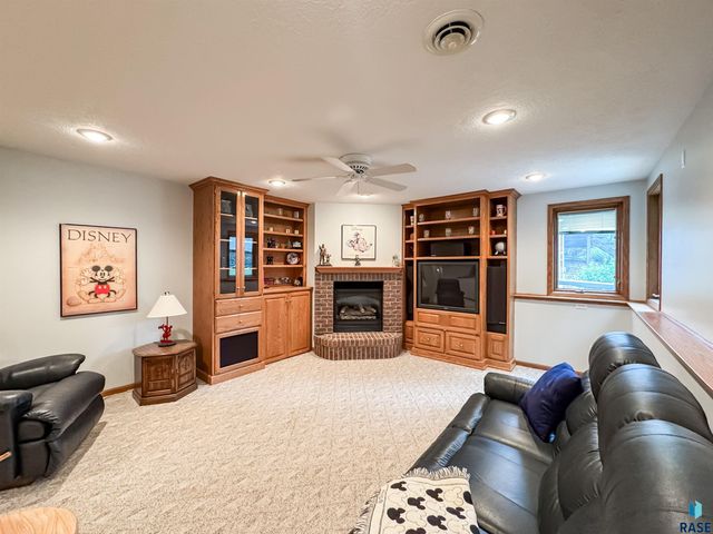 611 E 61st St Street, Sioux Falls, SD 57108