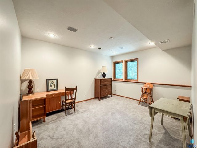 611 E 61st St Street, Sioux Falls, SD 57108