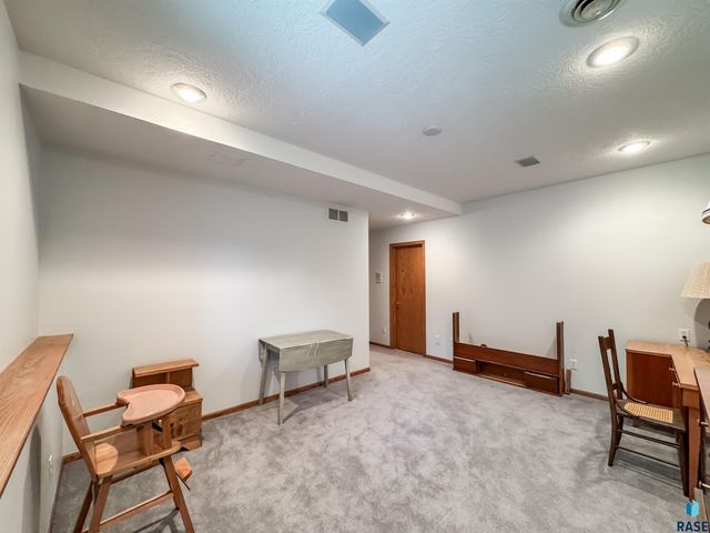 611 E 61st St Street, Sioux Falls, SD 57108