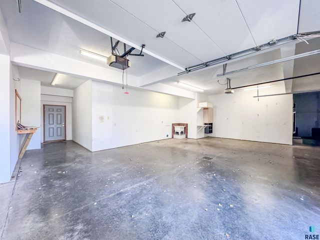 611 E 61st St Street, Sioux Falls, SD 57108