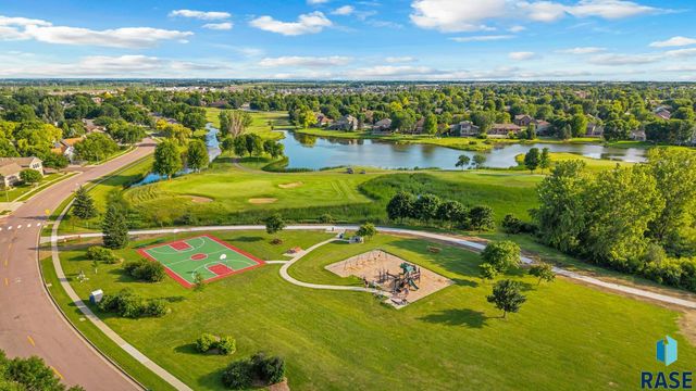 611 E 61st St Street, Sioux Falls, SD 57108