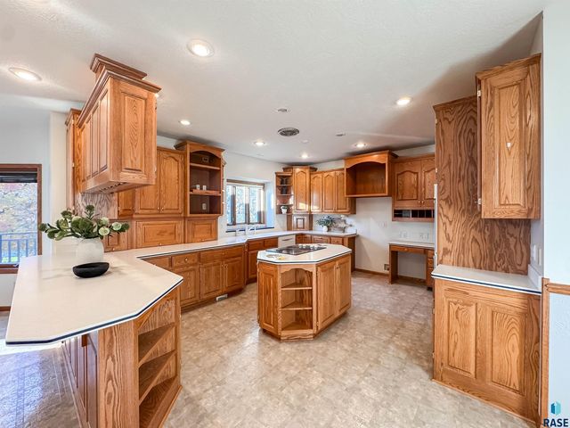 611 E 61st St Street, Sioux Falls, SD 57108