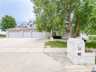 611 E 61st St Street, Sioux Falls, SD 57108