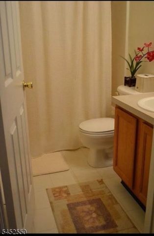 124 Wallace Ct 701, Green Brook Twp., NJ 08812