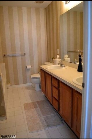 124 Wallace Ct 701, Green Brook Twp., NJ 08812