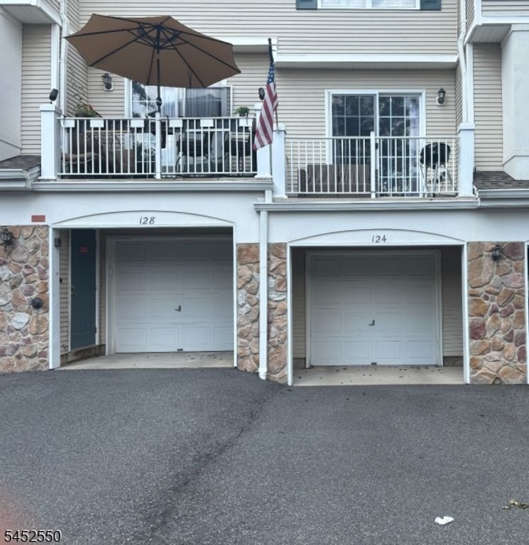 124 Wallace Ct 701, Green Brook Twp., NJ 08812 — photo 2