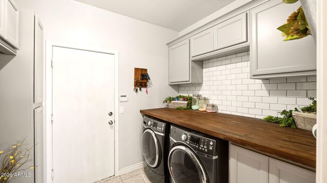 2053 S RED ROCK Court, Gilbert, AZ 85295