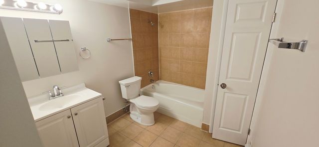 318 W Naperville Road 3, Westmont, IL 60559