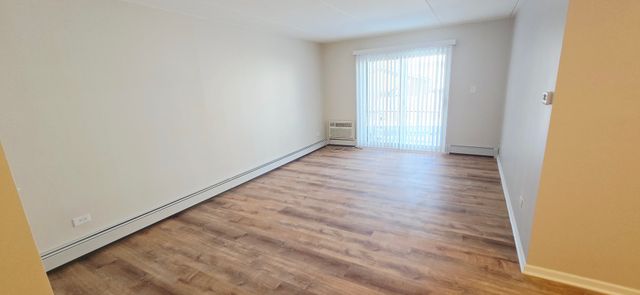 318 W Naperville Road 3, Westmont, IL 60559