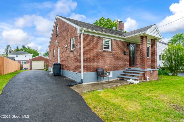 5 Brigadier Street, Colonie, NY 12205