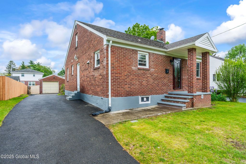5 Brigadier Street, Colonie, NY 12205