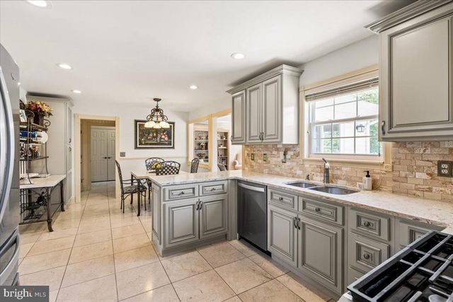 30 FRANCIS DR, Bridgewater, NJ 08807