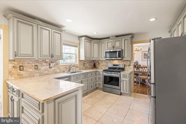 30 FRANCIS DR, Bridgewater, NJ 08807