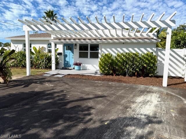 585 14th ST N, Naples, FL 34102