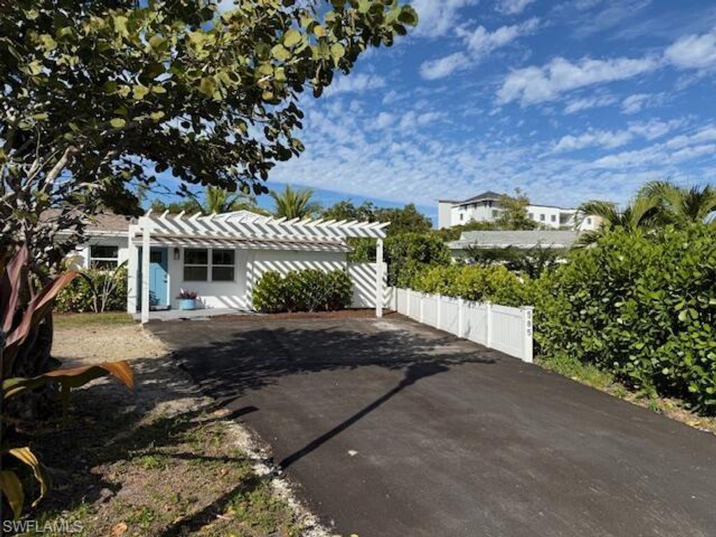 585 14th ST N, Naples, FL 34102