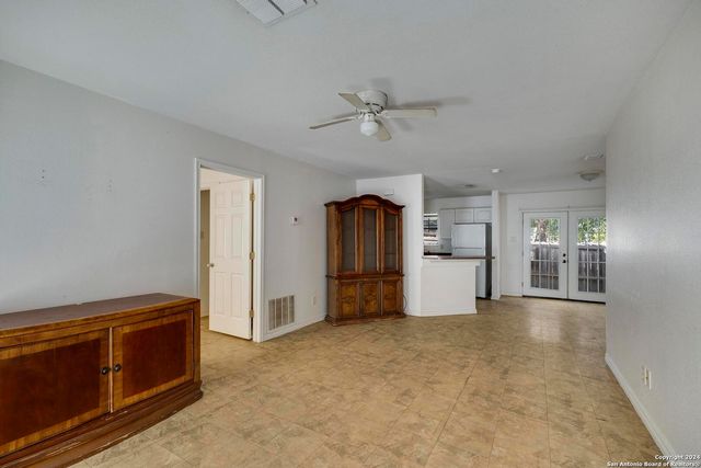 119/121 S Smith, Pleasanton, TX 78064