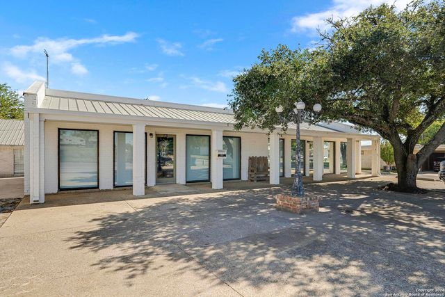 119/121 S Smith, Pleasanton, TX 78064