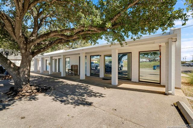 119/121 S Smith, Pleasanton, TX 78064