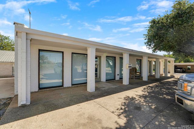 119/121 S Smith, Pleasanton, TX 78064