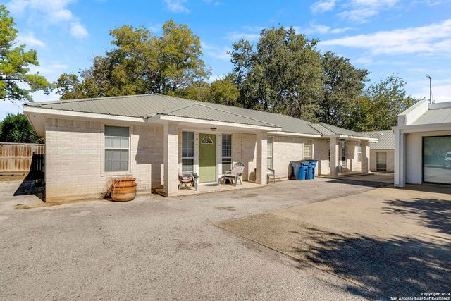 119/121 S Smith, Pleasanton, TX 78064