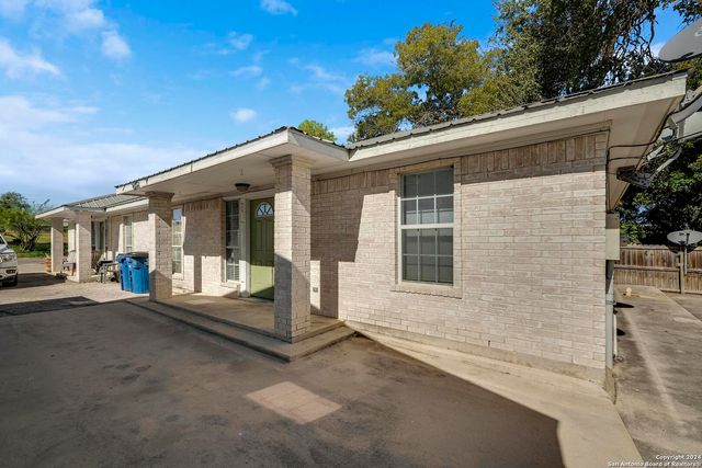 119/121 S Smith, Pleasanton, TX 78064