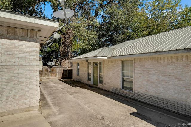 119/121 S Smith, Pleasanton, TX 78064