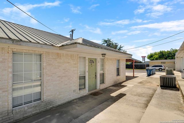 119/121 S Smith, Pleasanton, TX 78064