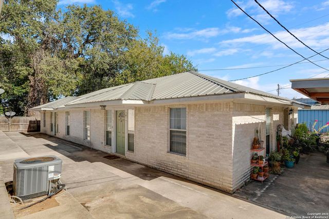 119/121 S Smith, Pleasanton, TX 78064
