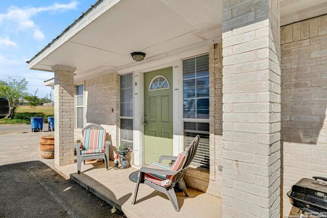 119/121 S Smith, Pleasanton, TX 78064