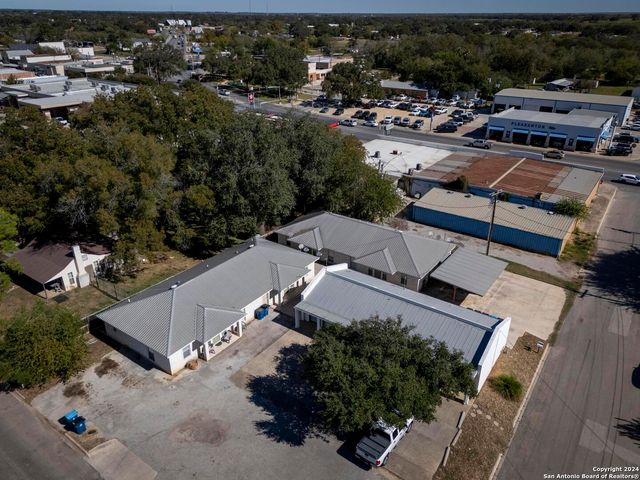 119/121 S Smith, Pleasanton, TX 78064