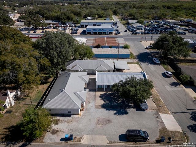 119/121 S Smith, Pleasanton, TX 78064