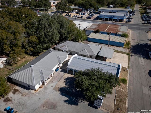 119/121 S Smith, Pleasanton, TX 78064
