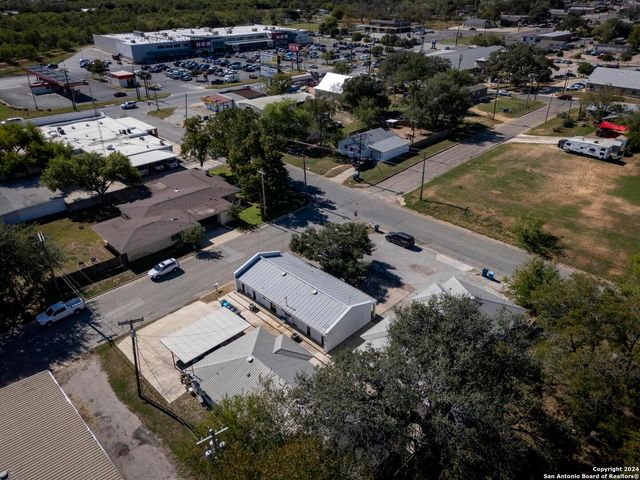 119/121 S Smith, Pleasanton, TX 78064