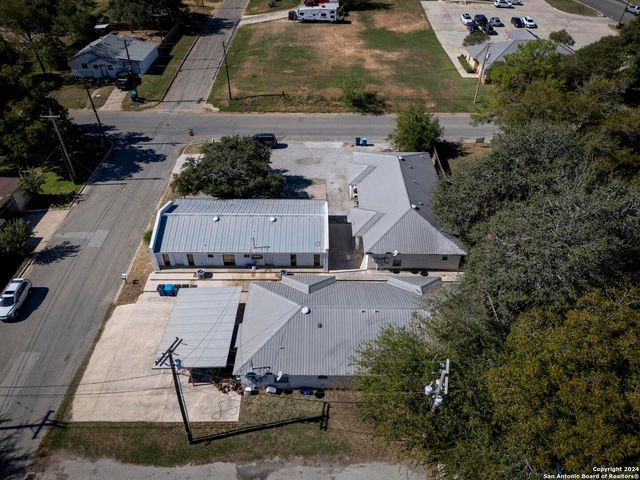 119/121 S Smith, Pleasanton, TX 78064