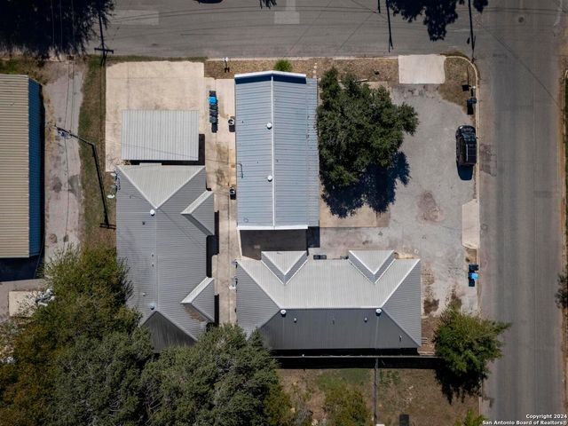 119/121 S Smith, Pleasanton, TX 78064