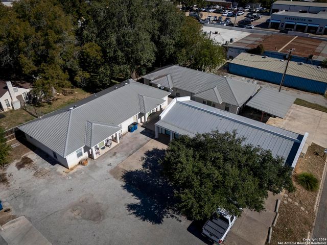 119/121 S Smith, Pleasanton, TX 78064