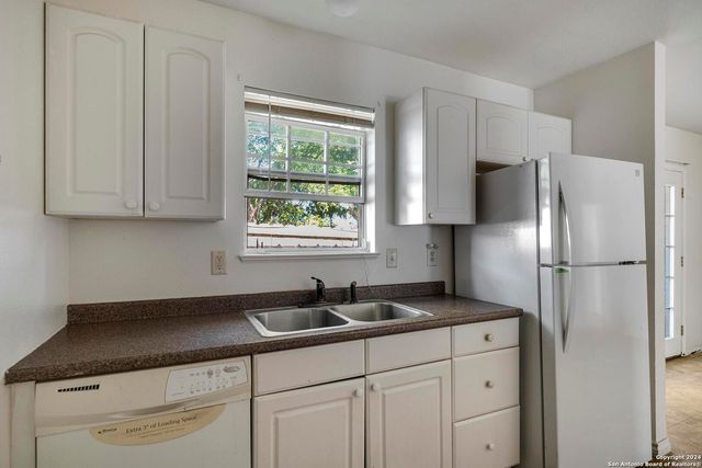 119/121 S Smith, Pleasanton, TX 78064