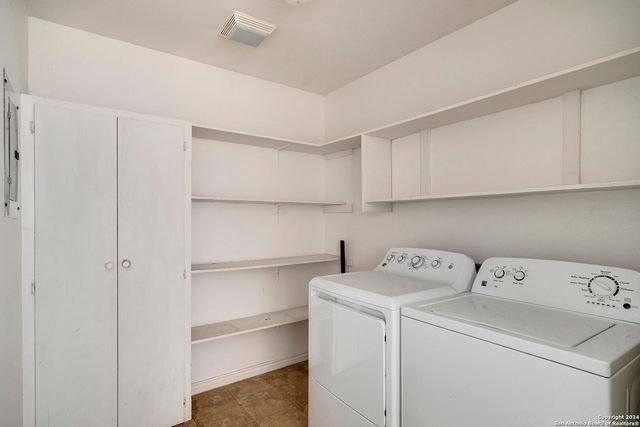 119/121 S Smith, Pleasanton, TX 78064