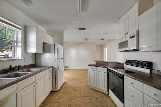 119/121 S Smith, Pleasanton, TX 78064