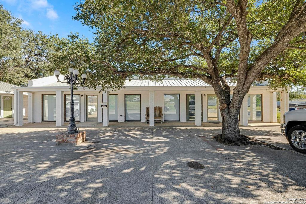 119/121 S Smith, Pleasanton, TX 78064