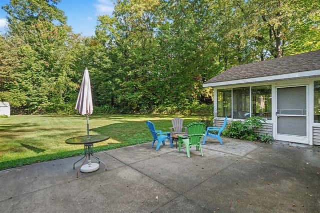37 S Bear Lake Road, Muskegon, MI 49445