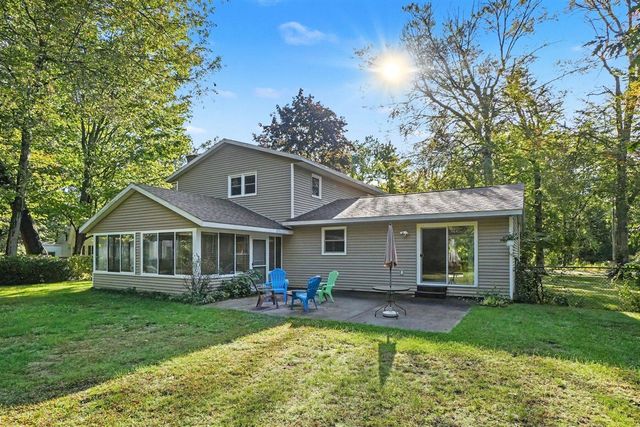 37 S Bear Lake Road, Muskegon, MI 49445