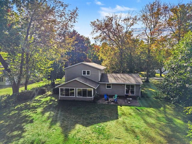 37 S Bear Lake Road, Muskegon, MI 49445