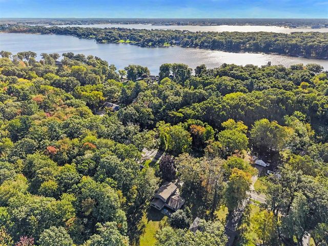 37 S Bear Lake Road, Muskegon, MI 49445