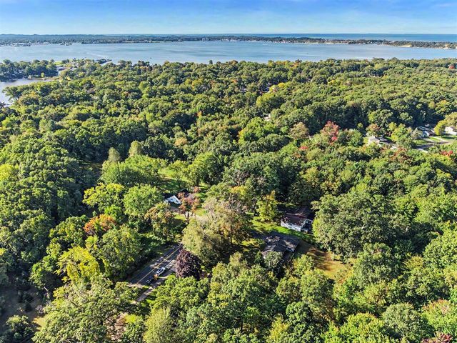 37 S Bear Lake Road, Muskegon, MI 49445