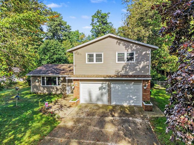 37 S Bear Lake Road, Muskegon, MI 49445