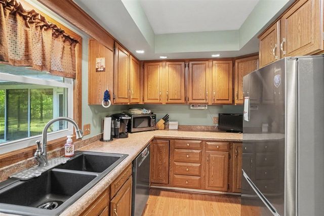 37 S Bear Lake Road, Muskegon, MI 49445